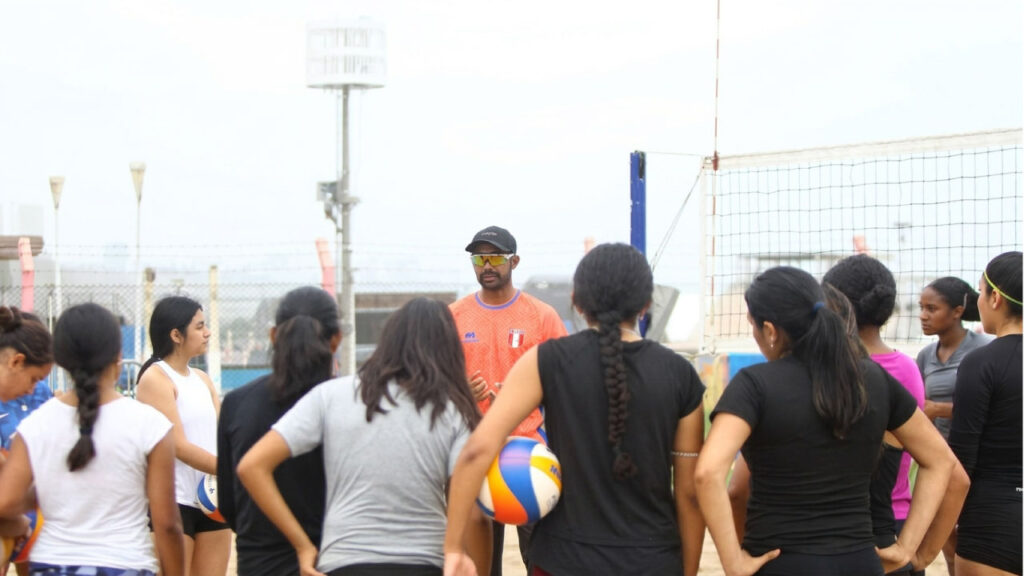 Jóvenes deportistas participan en la segunda convocatoria de vóley playa en el Complejo IPD de San Miguel.