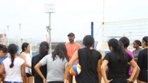 Jóvenes deportistas participan en la segunda convocatoria de vóley playa en el Complejo IPD de San Miguel.